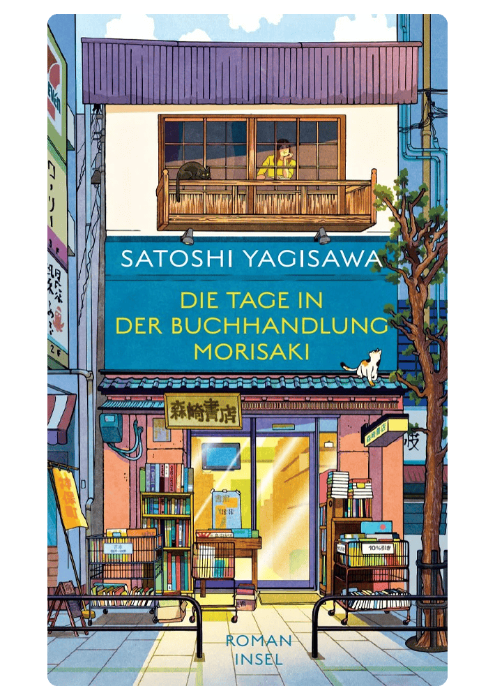 Auf dem Cover von „Die Tage in der Buchhandlung Morisaki" steht zum einen mittig der Titel des Buches und darüber „Satoshi Yagisawa". Auf dem Cover ist ein kleiner Buchladen zu sehen und oben einen Balkon so wie Fenster, durch das eine Frau schaut.
