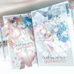 Ein Foto von einem Regal, in dem Band 1 und 2 von dem Manga „Waking up in a yuri World" im Vordergrund stehen.