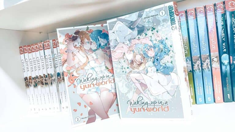 Ein Foto von einem Regal, in dem Band 1 und 2 von dem Manga „Waking up in a yuri World" im Vordergrund stehen.