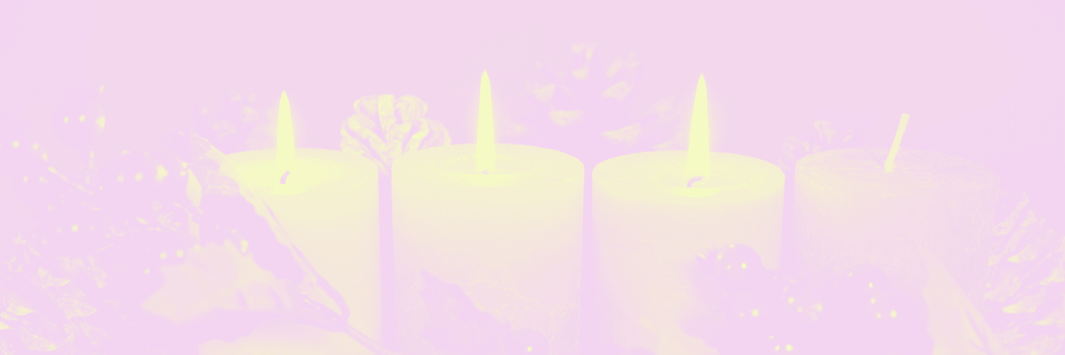 Drei Kerzen die brennen.