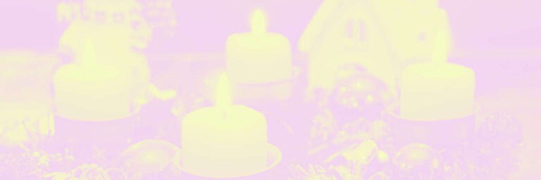 Vier Kerzen die brennen.