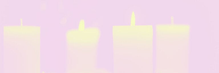 Zwei Kerzen die brennen.