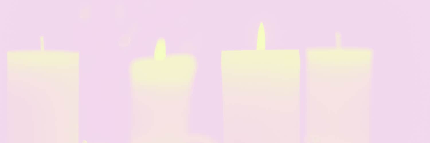 Zwei Kerzen die brennen.